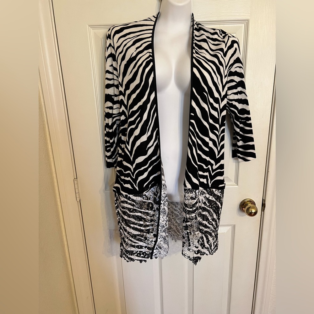 EUC Chico’s Zebra Striped Long Cardigan w Lace Detail